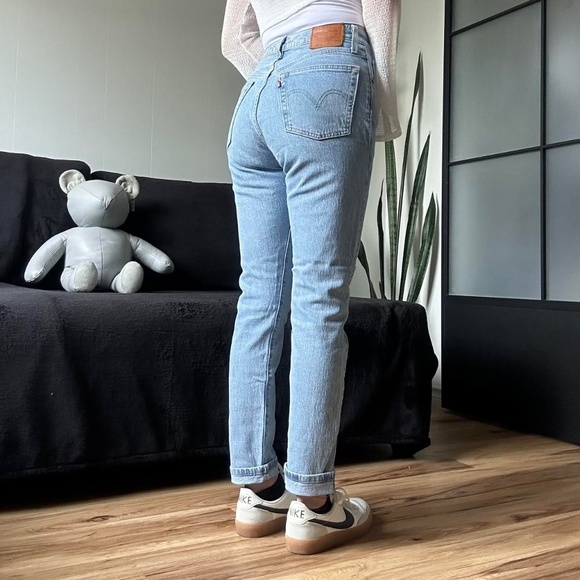 Levis 501 Light Wash Denim Jeans - Picture 2 of 8